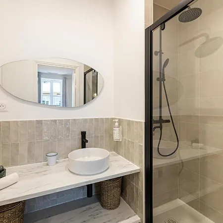 Apartment New! Remodeled & Spacious 4 Bedroom - 3 Bath - Heart Of - Ac In - With A Large Elevator *