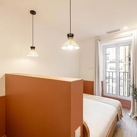 Apartment New! Remodeled & Spacious 4 Bedroom - 3 Bath - Heart Of - Ac In - With A Large Elevator